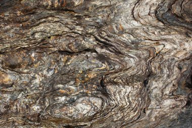 Suyla aşınmış kayadan katmanlar.