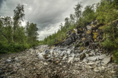 Norveç 'teki Marmorgrottan mağarası yakınlarındaki Renselelva deresinin nehir yatağı.