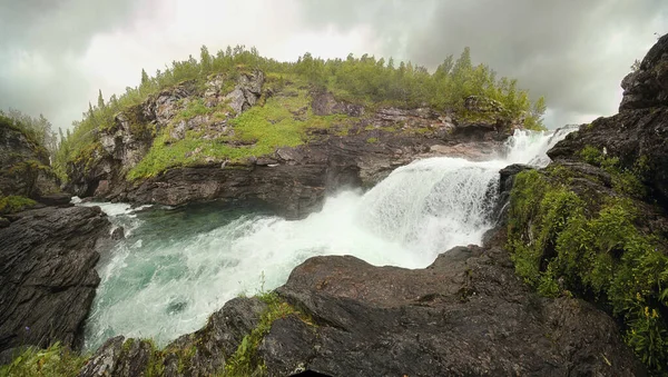 Panorama amplo angular da cachoeira Gaustafallet em Jamtland, Suécia — Fotografia de Stock