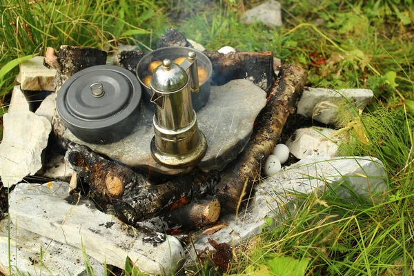 Placa quente improvisada com várias panelas e café — Fotografia de Stock