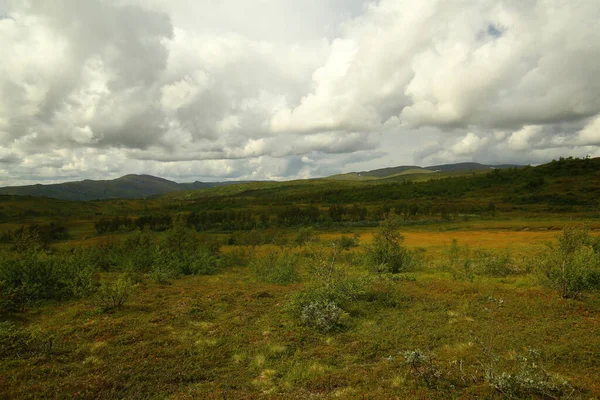 Paisagem montanhosa em Blasjofjalls reserva natural perto da Wilderness Road, na Suécia — Fotografia de Stock