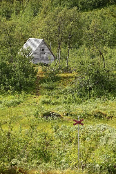 Cabana de montanha em Blasjofjalls reserva natural perto da Wilderness Road, na Suécia — Fotografia de Stock