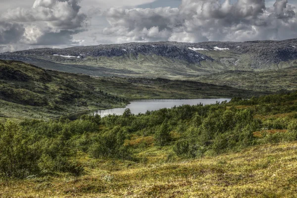 Lac Silesjaure dans la réserve naturelle de Blasjofjalls près de la route sauvage en Suède — Photo