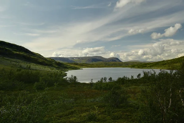 Lac Silesjaure dans la réserve naturelle de Blasjofjalls près de la route sauvage en Suède — Photo