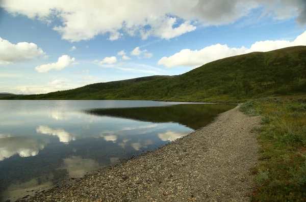 Les rives du lac Silesjaure dans la réserve naturelle de Blasjofjalls près de la route sauvage en Suède — Photo