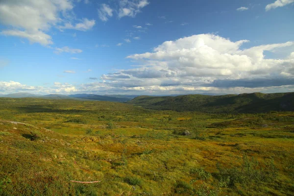 Fjällandskap i Blasjofjalls naturreservat nära Vildmarksvägen i Sverige — Stockfoto