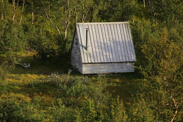 Hegyi kunyhó Blasjofjalls természetvédelmi terület közelében a Wilderness Road Svédországban — Stock Fotó