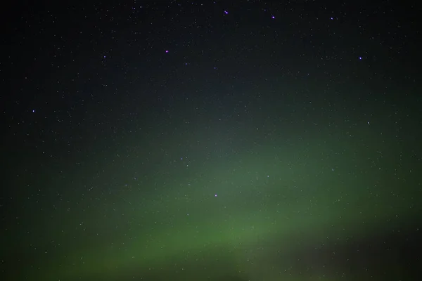 Luces boreales y estrellas brillantes en la noche — Foto de Stock