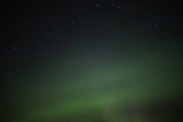 Noorderlicht en heldere sterren in de nacht — Stockfoto