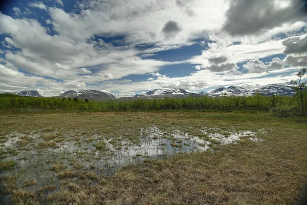 Plan HDR de la boue près du lac Njakajaure dans le nord de la Suède — Photo