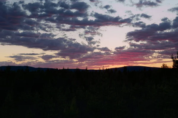 Nuvens Cor Rosa Crepúsculo Sobre Montanhas Bredtraskliden Svartliden Sul Lapônia — Fotografia de Stock
