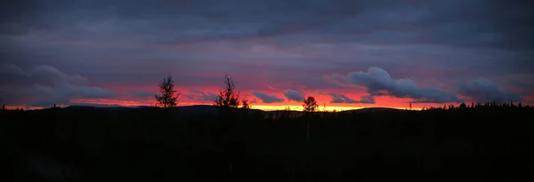 Beeindruckende Wolkenlandschaft Über Einer Nebligen Abendlandschaft — Stockfoto