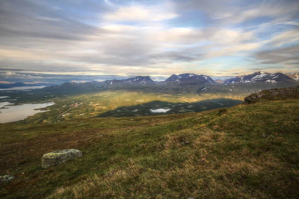 Sommarkvällar Här Mount Nuolja Kastar Berget Skugga Över Abiskodalen — Stockfoto
