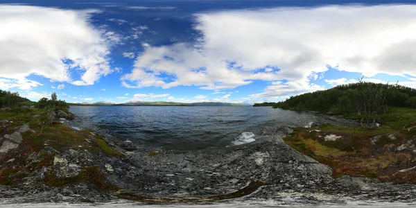 İsveç 'in Tornehamn kentindeki tarihi tekne inşaatının küresel manzarası. Eşkenar dikdörtgen yansıtma kullanılır.