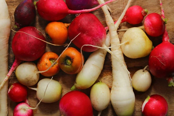 Sayuran Akar Yang Berbeda Pada Papan Kayu — Stok Foto