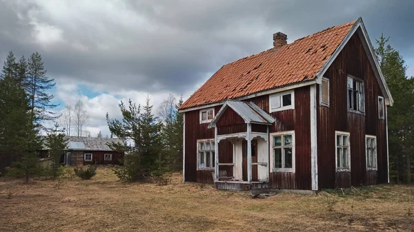 瑞典北部有风化立面的废弃房屋 — 图库照片