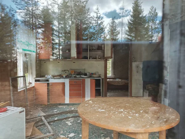 Mira Cocina Devorada Una Casa Abandonada Norte Suecia —  Fotos de Stock
