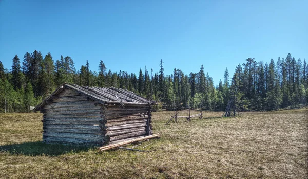 瑞典Norrbotten Gallejaur Kulturreservat的一部分Bergmyran的原木小屋后面 — 图库照片