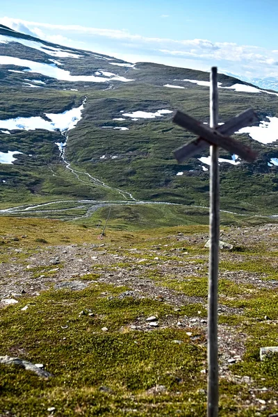 Een Gemarkeerd Pad Kale Vlaktes Bij Berg Nuolja Lapland Rivier — Stockfoto