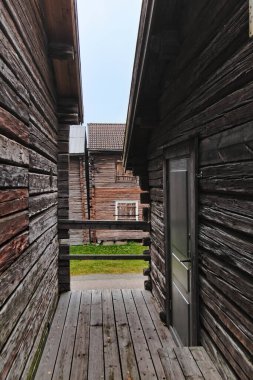 Skelleftea 'daki Bonnstan Kilisesi' nin iki kulübesi arasında boşluk var..