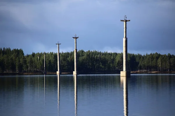 멘스트라스크 호수에 콘크리트 기둥들이 줄지어 늘어서 로베르난 크리스 베르크 볼리비아의 — 스톡 사진