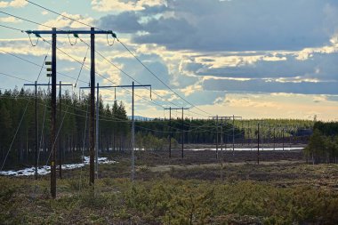 Kuzey İsveç, Vasterbotten 'deki Katatjarn Gölü üzerindeki elektrik hatları.