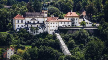 Passau 'da uzun merdivenleri ve kırmızı çatısı olan Mariahilf Kilisesi..