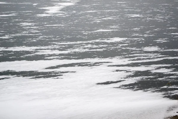 Fiume ghiacciato in inverno. — Foto Stock