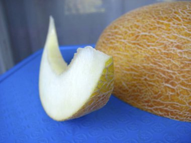 Mavi arka planda olgun sulu kavun.