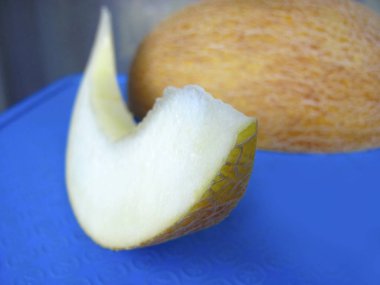 Mavi arka planda olgun sulu kavun.