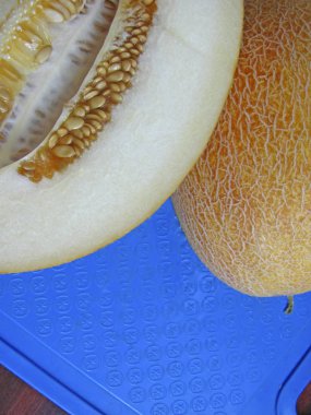 Mavi arka planda olgun sulu kavun.