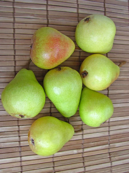 Grönt päron på en trä bakgrund. — Stockfoto