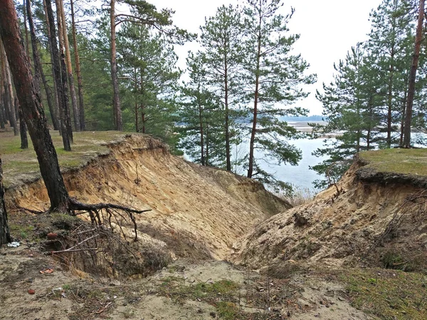 Διάβρωση του εδάφους δίπλα στη λίμνη. — Φωτογραφία Αρχείου