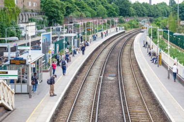 Londra, İngiltere - 23 Mayıs 2017 - West Brompton platformlarda bekleyen yolcular ile istasyonu platformları, havai