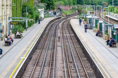Londra, İngiltere - 23 Mayıs 2017 - West Brompton Metro İstasyonu platformları, platformlarda bekleyen yolcular ile