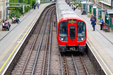 Londra, İngiltere - 23 Mayıs 2017 - West Brompton Metro İstasyonu platformları, kuzeye giden ile gelen tren