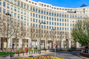 Londra, İngiltere - 24 Mayıs 2017 - cephe bir ofisin Westferry sirk Canary Wharf üzerine inşa