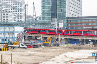 Canary Wharf Londra Dlr ile inşaat sitesinde gelen İstasyonu trenler
