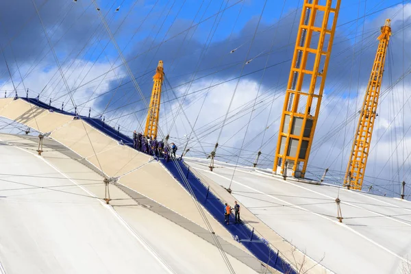 London June 2018 Group People Climbing Top Dome North Greenwich — Stock Photo, Image