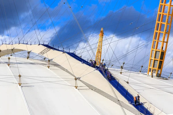 London June 2018 Group People Climbing Top Dome North Greenwich — Stock Photo, Image