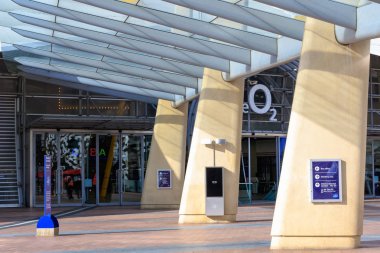 Londra, İngiltere - 25 Haziran 2018 - Yarımadası The O2 Arena giriş, bir büyük eğlence mekanı Greenwich Yarımadası'nın önde gelen Meydanı