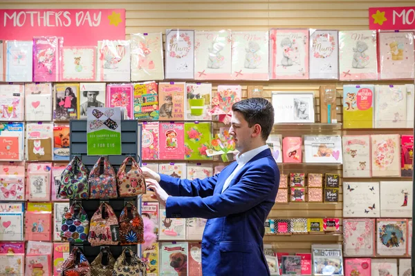 Um cliente masculino navegando cartões de Dia das Mães em uma loja de artigos de papelaria — Fotografia de Stock