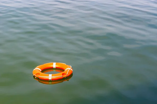 Schwimmender Rettungsring für Konzepteinsatz — Stockfoto