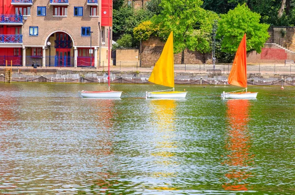 Three sailing dinghies float on Shadwell Basin in London — Stock Photo, Image