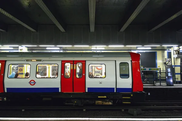 Züge fahren vom Ostbahnhof Aldgate ab — Stockfoto