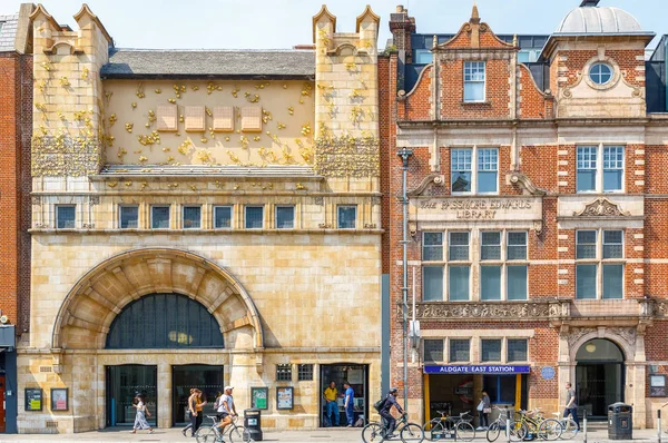 Whitechapel galeri ve Doğu L Aldgate Doğu İstasyonu Cephesi