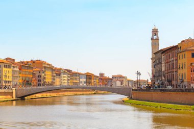Pisa cityscape ile Arno nehri üzerinde Ponte di Mezzo (Mezzo Köprüsü) 