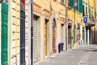 Pisa, Toskana, İtalya'da eski kentin tipik sokak manzarası  