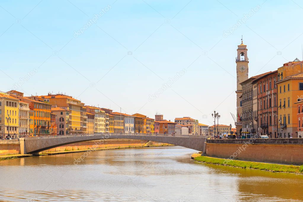 Ponte di Mezzo (Puente del Mezzo) en el río Arno con el paisaje urbano