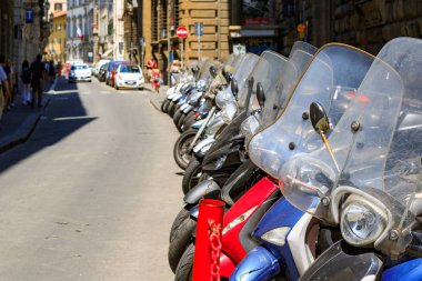 Motosiklet scooter park ile Floransa tipik bir sokak 